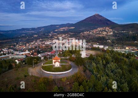 Drone aeiral Ansicht von Mondim de Basto mit Nossa Senhora da Piedade Kirche und Senhora da Graca Sanctuary, Norte, Portugal, Europa Stockfoto