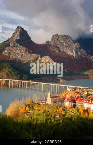 Riano Stadtbild bei Sonnenaufgang mit Gebirgslandschaft im Herbst im Picos de Europa Nationalpark, Leon, Spanien, Europa Stockfoto