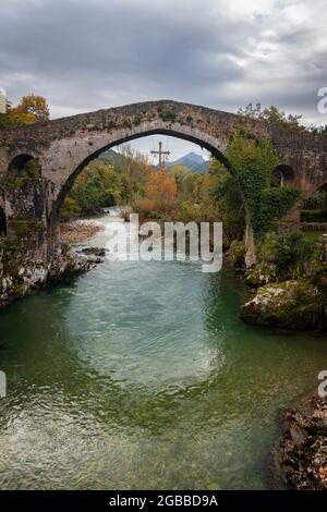 Cangas de Onis ist eine historische mittelalterliche römische Brücke über den Fluss Sella im Nationalpark Picos de Europa, Asturien, Spanien, Europa Stockfoto