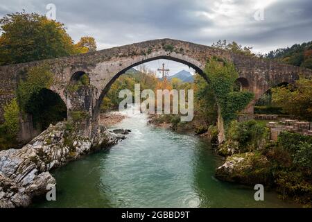 Cangas de Onis ist eine historische mittelalterliche römische Brücke über den Fluss Sella im Nationalpark Picos de Europa, Asturien, Spanien, Europa Stockfoto