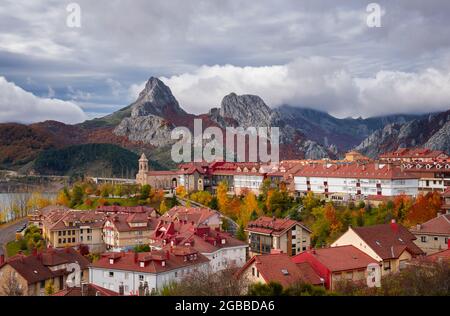 Riano Stadtbild bei Sonnenaufgang mit Gebirgslandschaft im Herbst im Picos de Europa Nationalpark, Leon, Spanien, Europa Stockfoto