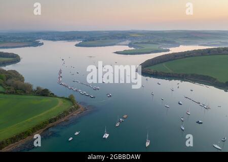 luftaufnahme der Kingsbridge Mündung bei Sonnenaufgang im Frühjahr, Salcombe, South Hams, Devon, England, Vereinigtes Königreich, Europa Stockfoto