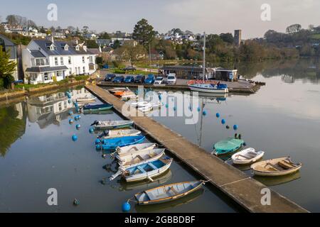 Boote auf dem Ponton in Stoke Gabriel in South Hams, Devon, England, Vereinigtes Königreich, Europa Stockfoto