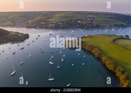 luftaufnahme der Kingsbridge Mündung bei Sonnenaufgang im Frühjahr, Salcombe, South Hams, Devon, England, Vereinigtes Königreich, Europa Stockfoto