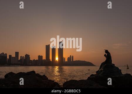 Wunderschöne Landschaft mit Sonnenaufgang am Haeundae Beach, Busan, Korea Stockfoto