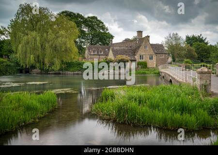 Hübsches Mühlenhaus am Ufer des Flusses Coln im Frühjahr im Cotswolds-Dorf Fairford, Gloucestershire, England, Großbritannien, Europa Stockfoto