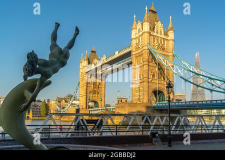 Blick auf die Tower Bridge und das Mädchen mit einer Delfinstatue, London, England, Großbritannien, Europa Stockfoto