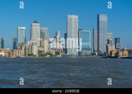 Blick auf die hohen Gebäude der Canary Wharf vom Themse Path aus, London, England, Großbritannien, Europa Stockfoto