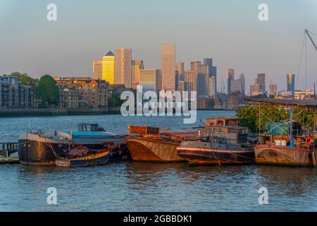 Blick auf die Thames Barges, Docklands und Canary Wharf bei Sonnenuntergang, London, England, Großbritannien, Europa Stockfoto