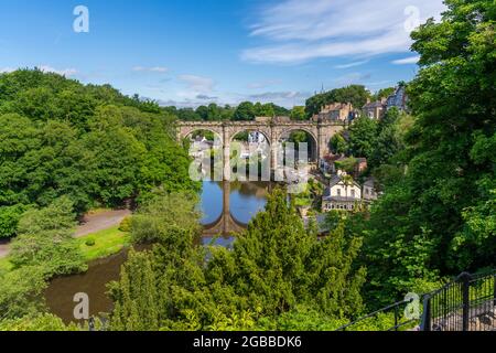 Blick auf das Viadukt von Knaresborough und den Fluss Nidd vom Castle aus, Knaresborough, North Yorkshire, England, Vereinigtes Königreich, Europa Stockfoto