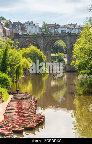 Ansicht des Naresborough Viadukts und des Flusses Nidd mit Stadthäusern im Hintergrund, Knaresborough, North Yorkshire, England, Vereinigtes Königreich, Europa Stockfoto