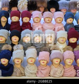 Warme Winter- und Herbsthüte auf Schaufenstern im Schaufenster Stockfoto