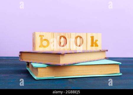 würfel Holzblock mit Alphabet Gebäude das Wort Buch Stockfoto