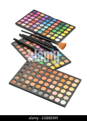 Drei professionelle Make-up Farbpaletten und Make-up Pinsel isoliert auf Weiß Stockfoto