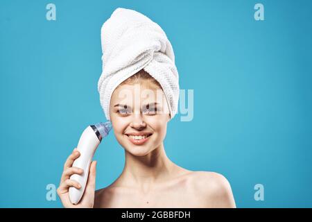 Fröhliche Frau mit einem Handtuch auf dem Kopf entfernen Mitesser Hautpflege Stockfoto