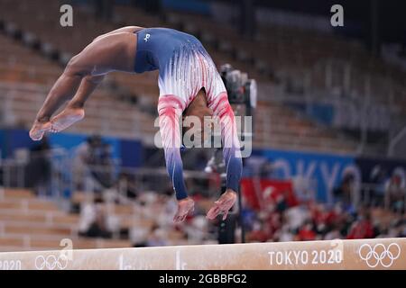 Simone Biles aus den Vereinigten Staaten führt ihre Routine am Balancebalken während des Finales der künstlerischen Gymnastik von Frauen im Ariake Gymnastik Center bei den Olympischen Spielen in Tokio, Japan, am Dienstag, den 3. August 2021 durch. Foto von Richard Ellis/UPI Stockfoto