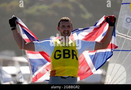 Giles Scott, der Großbritanniens Mannschaft, feiert sein Gold nach dem Männer-Finn-Medaillenrennen während des Segelns in Enoshima am elften Tag der Olympischen Spiele in Tokio 2020 in Japan. Bilddatum: Dienstag, 3. August 2021. Stockfoto