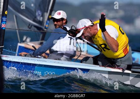 Giles Scott, der Großbritanniens Mannschaft, feiert sein Gold nach dem Männer-Finn-Medaillenrennen während des Segelns in Enoshima am elften Tag der Olympischen Spiele in Tokio 2020 in Japan. Bilddatum: Dienstag, 3. August 2021. Stockfoto