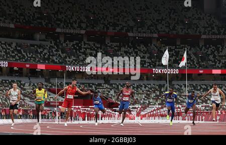 (210803) -- TOKIO, 3. August 2021 (Xinhua) -- Athleten treten bei den Olympischen Spielen 2020 in Tokio, Japan, am 3. August 2021, während der 110-m-Hürdenhitze der Männer an. (Xinhua/Li Gang) Stockfoto