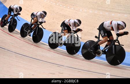 (210803) --IZU, 3. August 2021 (Xinhua) -- Spieler aus Deutschland treten beim Finale der Verfolgung der Frauen im Radrennbahn-Team bei den Olympischen Spielen 2020 in Tokio in Izu, Japan, am 3. August 2021 an. (Xinhua/Zhang Hongxiang) Stockfoto