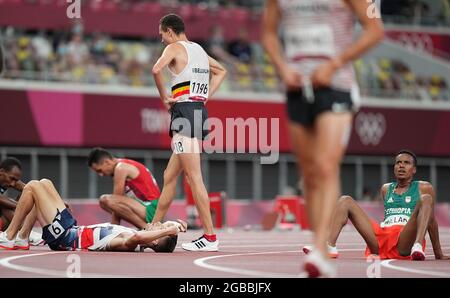 (210803) -- TOKIO, 3. August 2021 (Xinhua) -- Athleten reagieren nach den 5000-m-Vorläufen der Männer bei den Olympischen Spielen 2020 in Tokio, Japan, 3. August 2021. (Xinhua/Lui Siu Wai) Stockfoto