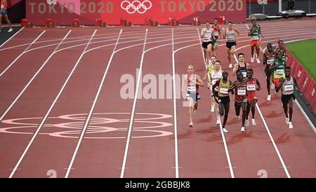 (210803) -- TOKIO, 3. August 2021 (Xinhua) -- Athleten treten bei den Olympischen Spielen 2020 in Tokio, Japan, am 3. August 2021, bei den 5000-m-Vorläufen der Männer an. (Xinhua/Li Yibo) Stockfoto