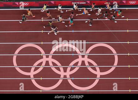(210803) -- TOKIO, 3. August 2021 (Xinhua) -- Athleten treten bei den Olympischen Spielen 2020 in Tokio, Japan, am 3. August 2021, bei den 5000-m-Vorläufen der Männer an. (Xinhua/Zhang Chuanqi) Stockfoto
