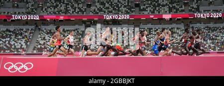 (210803) -- TOKIO, 3. August 2021 (Xinhua) -- Athleten treten bei den Olympischen Spielen 2020 in Tokio, Japan, am 3. August 2021, bei den 5000-m-Vorläufen der Männer an. (Xinhua/Jia Yuchen) Stockfoto