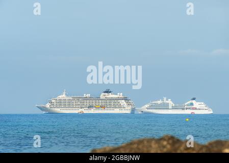 Paphos, Zypern - 22. September 2016: Kreuzschiffe im Hafen. Stockfoto