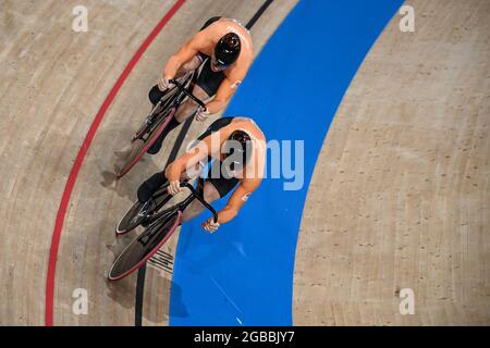 Izu, Japan. August 2021. Radfahren: Olympiade, Mannschaftssprint, Finale, auf dem Izu Velodrom. Jeffrey Hoogland aus den Niederlanden in Aktion. Harrie Lavreysen (vorne) und Jeffrey Hoogland (hinten) in Aktion. Quelle: Sebastian Gollnow/dpa/Alamy Live News Stockfoto