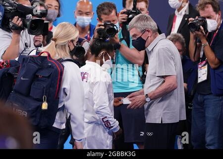 Tokio, Japan. August 2021. IOC-Präsident Thomas Bach steht mit Simone Biles aus den USA nach ihrem Bronzemedaillengewinn im Gleichgewichtsstrahl beim Frauen-Einzelgerät-Kunstturnen-Finale am Dienstag, den 3. August 2021, im Ariake Gymnastik Center bei den Olympischen Spielen in Tokio, Japan, zusammen. Chenchen Guan, aus China, gewann das Gold, Xijing Tang, aus China, Das Silber und Simone Biles, aus den Vereinigten Staaten, die Bronze. Foto von Richard Ellis/UPI Credit: UPI/Alamy Live News Stockfoto