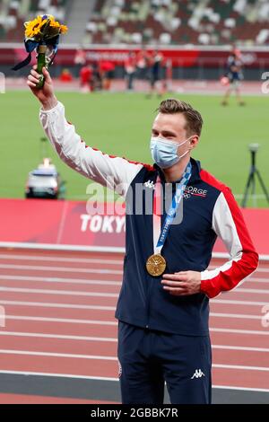 Tokio, Japan. August 2021. Der norwegische Goldmedaillengewinnerin Karsten Warholm, 400 Meter Hürden für Männer, winkt der Menge während der Medaillenzeremonie im Olympiastadion während der Olympischen Sommerspiele 2020 in Tokio, Japan, am Dienstag, den 3. August 2021 zu. Warholm brach mit einer Zeit von 45.94 den Weltrekord. Foto von Tasos Katopodis/UPI Credit: UPI/Alamy Live News Stockfoto