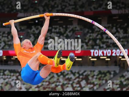 (210803) -- TOKIO, 3. August 2021 (Xinhua) -- Menno Vloon aus den Niederlanden tritt während des Stabhochsprungs-Finales der Männer bei den Olympischen Spielen 2020 in Tokio, Japan, am 3. August 2021 an. (Xinhua/Li Ming) Stockfoto