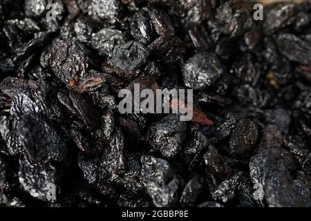 Textur trockene Pflaumen Nahaufnahme, gesunde Nahrung Hintergrund. Stockfoto