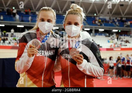 Tokio, Japan. August 2021. Siegerehrung, Siegerehrung, 151 Lea Sophie FRIEDRICH (GER), 153 Emma HINZE (GER), 2. Platz, Silbermedaille, Silbermedaille, Silbermedaille, Silbermedaillengewinnerin, Silbermedaillengewinnerin, Medaillenübergabe Radrennbahn Damen Team Sprint Finale auf Izu Velodrome Shizuoka 2.08.2021 Olympische Sommerspiele 2020, ab 23.07. - 08.08.2021 in Tokio/Japan. Kredit: dpa/Alamy Live Nachrichten Stockfoto