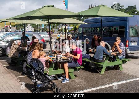 Bantry, West Cork, Irland. August 2021. Das Essen im Freien war heute in Bantry offensichtlich, da viele Einheimische und Urlauber das warme Wetter nutzten, um draußen zu essen. Die Regierung hat gesagt, dass die Menschen Beweise für eine COVID-Impfung vorlegen müssen, damit sie in der Halle essen können. Quelle: AG News/Alamy Live News Stockfoto