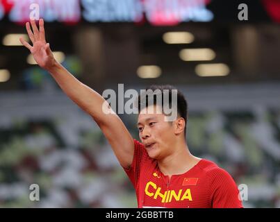 (210803) -- TOKIO, 3. August 2021 (Xinhua) -- Xie Zhenye aus China reagiert während des 200-m-Halbfinales der Männer bei den Olympischen Spielen 2020 in Tokio, Japan, am 3. August 2021. (Xinhua/Li Ming) Stockfoto