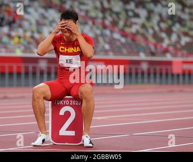 (210803) -- TOKIO, 3. August 2021 (Xinhua) -- Xie Zhenye aus China reagiert während des 200-m-Halbfinales der Männer bei den Olympischen Spielen 2020 in Tokio, Japan, am 3. August 2021. (Xinhua/Li Ming) Stockfoto