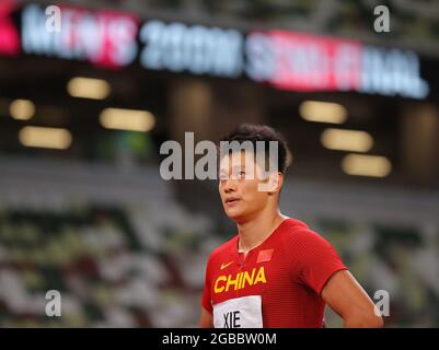 (210803) -- TOKIO, 3. August 2021 (Xinhua) -- Xie Zhenye aus China reagiert während des 200-m-Halbfinales der Männer bei den Olympischen Spielen 2020 in Tokio, Japan, am 3. August 2021. (Xinhua/Li Ming) Stockfoto