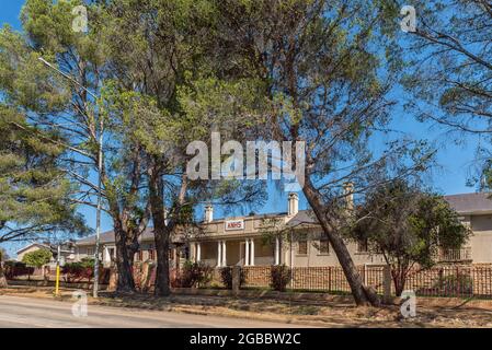 ALIWAL NORTH, SÜDAFRIKA - 23. APRIL 2021: Eine Straßenszene mit einem Gebäude der Aliwal North High School Stockfoto