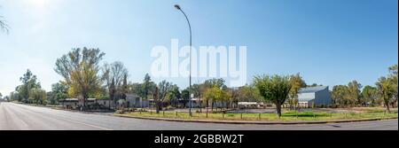 ALIWAL NORTH, SÜDAFRIKA - 23. APRIL 2021: Eine Panorama-Straßenszene, mit dem Eingang zum Aliwal Spa, in Aliwal North im östlichen Kap Provin Stockfoto