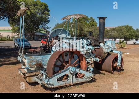 ALIWAL NORTH, SÜDAFRIKA - 23. APRIL 2021: Historische Dampfwalze im Church Square Museum in Aliwal North Stockfoto