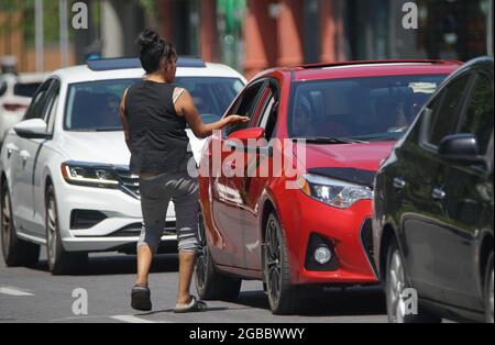 Montreal, Quebec, Kanada, 24. Juli 2021.Frau panthabling auf Straßen der Stadt.Mario Beauregard/Alamy News Stockfoto