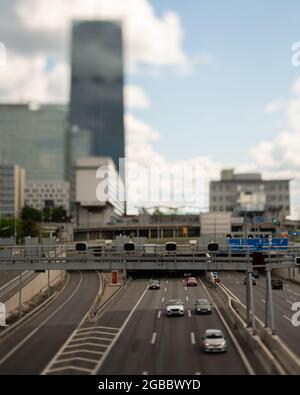 Wien, Österreich - 5. März 2020: Verkehr auf der AUTOBAHN A22 in Wien an einem sonnigen Tag im Frühjahr. Dies ist einer der wichtigsten Transitstrecken Wiens Stockfoto