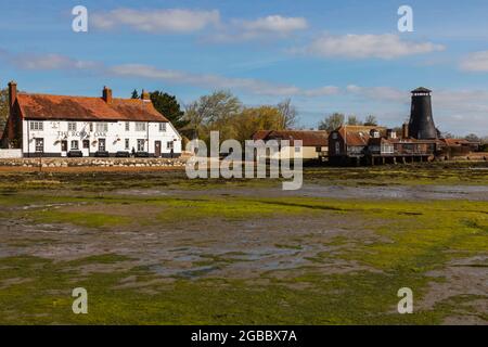 England, Hampshire, Langstone, Chichester Harbour, Blick auf den Royal Oak Pub in Low Tide Stockfoto