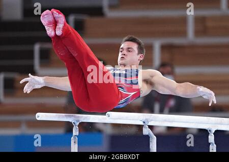 Samuel Mikulak, aus den Vereinigten Staaten, tritt am Dienstag, dem 3. August 2021, im Ariake Gymnastik Center bei den Olympischen Spielen in Tokio, Japan, auf den parallelen Takten auf. Jingyuan Zou aus China gewann Gold, Lukas Dauser aus Deutschland, Das Silber und Ferhat Aracan, der Türkei, die Bronze. Foto von Richard Ellis/UPI Stockfoto