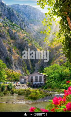 Altes verlassene Gebäude in der Nähe von Bastion in Kotor, Montenegro Stockfoto