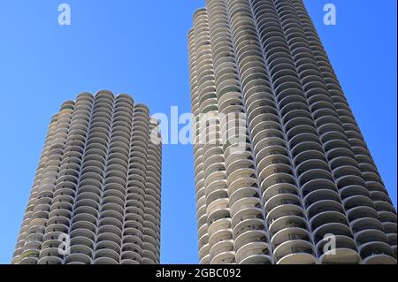 Eine Flussrundfahrt bietet einen atemberaubenden Blick auf die architektonische Skyline entlang des Chicago Flusses, Chicago IL Stockfoto