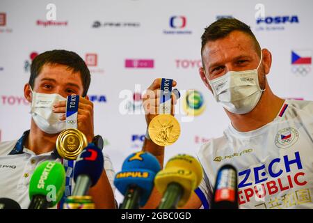 Prag, Tschechische Republik. August 2021. Der tschechische Slalom-Kanuspieler und Olympiasieger Jiri Prskavec, links, und der tschechische Judoka- und Olympiasieger Lukas Krpalek, rechts, zeigen ihre Medaillen der Olympischen Sommerspiele 2020 in Tokio in Japan während einer Pressekonferenz in Prag, Tschechien, am 3. August 2021. Kredit: Roman Vondrous/CTK Foto/Alamy Live Nachrichten Stockfoto