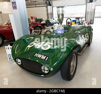 Der Green, 1955, Jaguar HWM, angetrieben von Gregor Fisken und Martin Stretton, zeigt stolz die Siegerklasse-Trophäe für die RAC Woodcote-Trophäe. Stockfoto